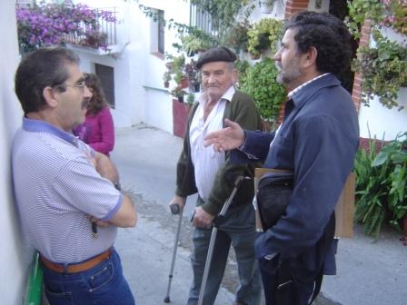 El autor con Ricardo Dueñas, hermano de su cliente ya fallecido y su sobrino Marino