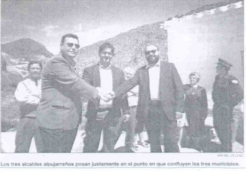 Los tres alcaldes juntan sus manos en la confluencia de los municipios. Foto Rafael Vílchez.