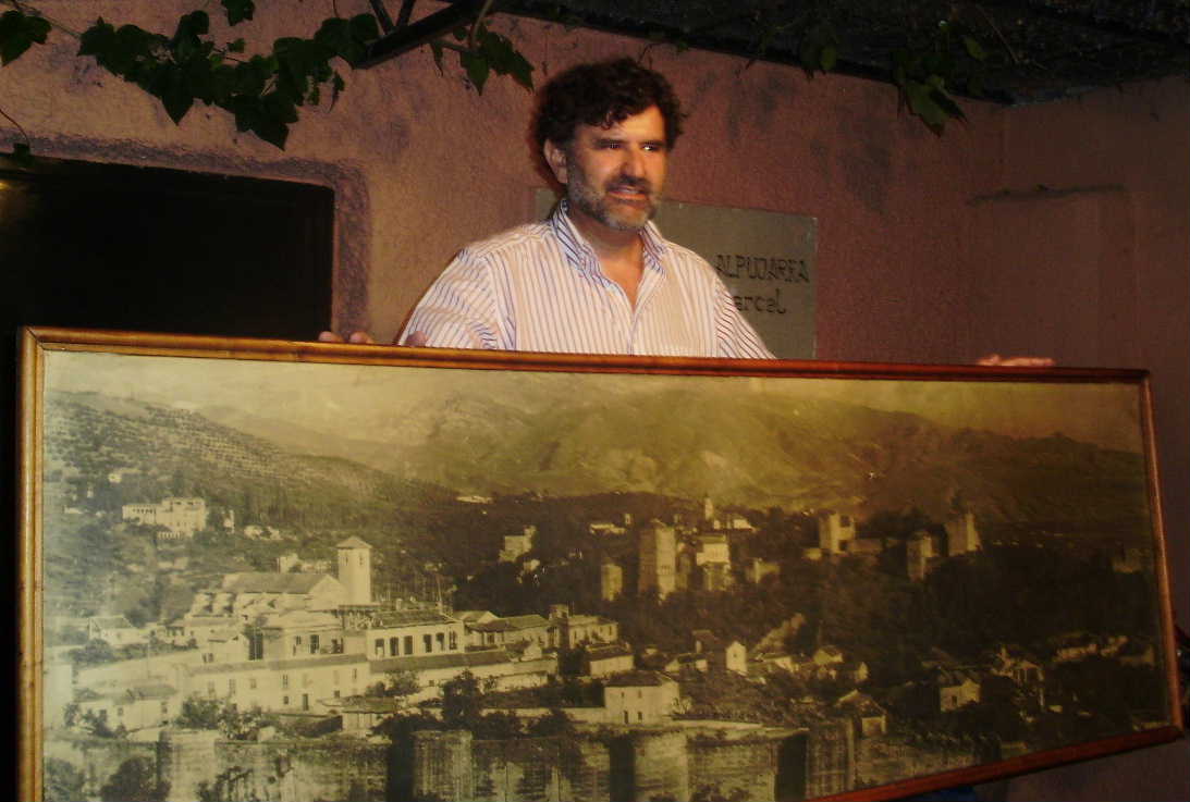 Miguel posa con la centenaria foto de la Alhambra