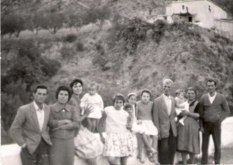 ALgunos miembros de la Famiñlia Rodríguez-Gómez con unos amigos en el puente de Alcázar, en lo alto el cortijo