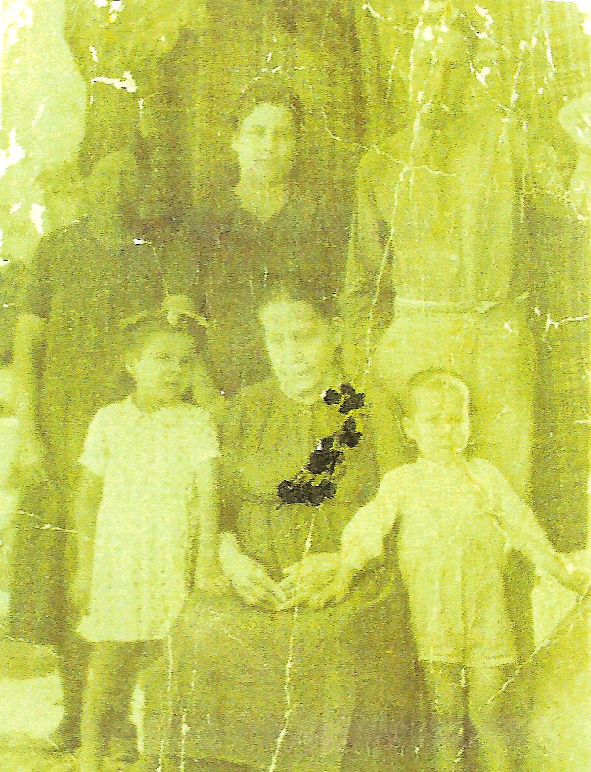 Dolores "La Jabonera" la primera a la izquierda junto a mis padres, la abuela María, mi hermana Maruja y yo
