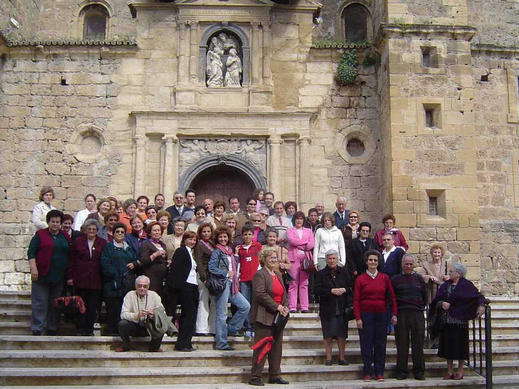 El grupo posa en las escalinatas de la iglesia de San Gabriel. Pincha para ampliar la imagen