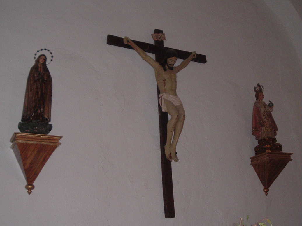La Virgen de Ftima, el Crucificado y Dios Nio, presiden el Altar Mayor